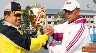 Pangkolinlamil Laksda TNI S.M. Darojatim menyerahkan Piala bergilir kepada Kontingen Kormar sebagai juara umum  Porwilbar 2012 di Lapangan Apel Mako Kolinlamil, Jakarta Utara, Jumat (15/6). (Pengirim: Kadispen Kolinlamil Letkol Laut Maman Sulaeman).