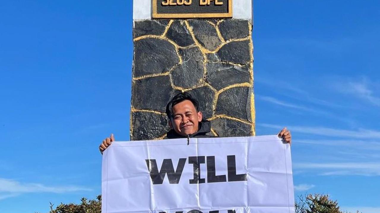 "Aku akuin effortnya gak main-main buat naik beberapa gunung ngibarin banner," tulisnya pada caption unggahannya.