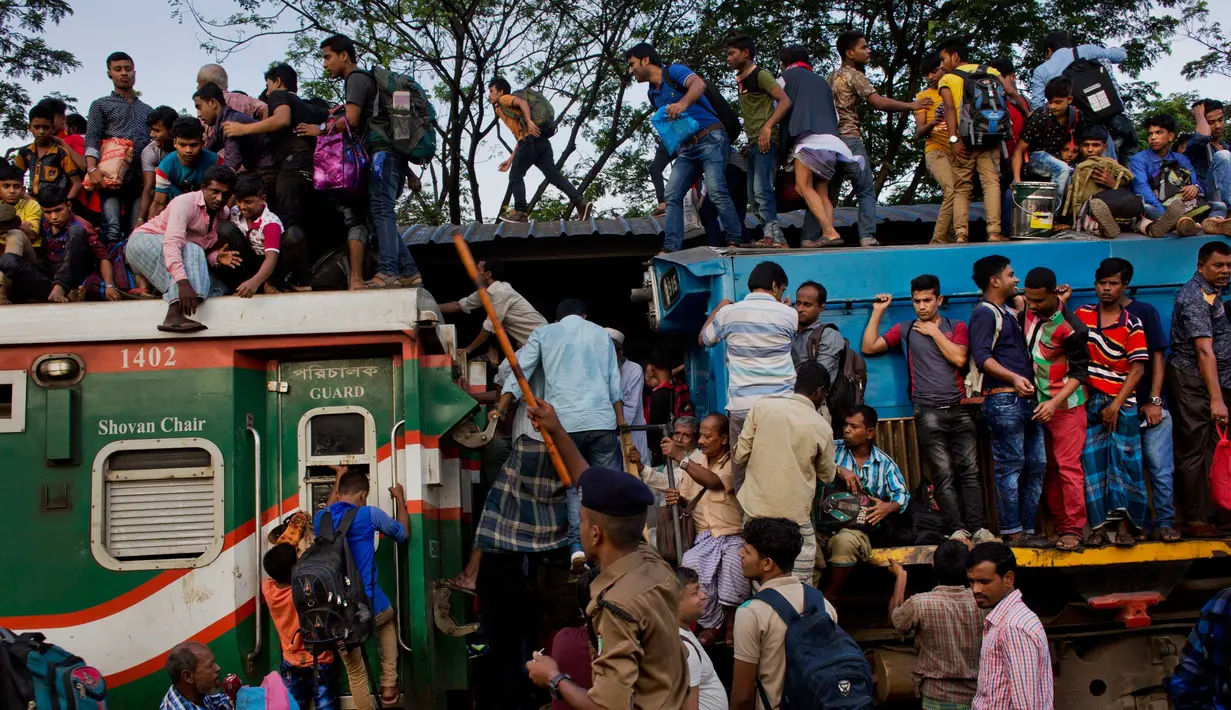 Ratusan warga muslim Bangladesh menaiki atap kereta dalam rangka mudik libur Idul Adha 1438 H di Dhaka, Bangladesh (1/9). Umat Muslim dari seluruh dunia sedang merayakan Idul Adha 1438 H. (A.M. Ahad)