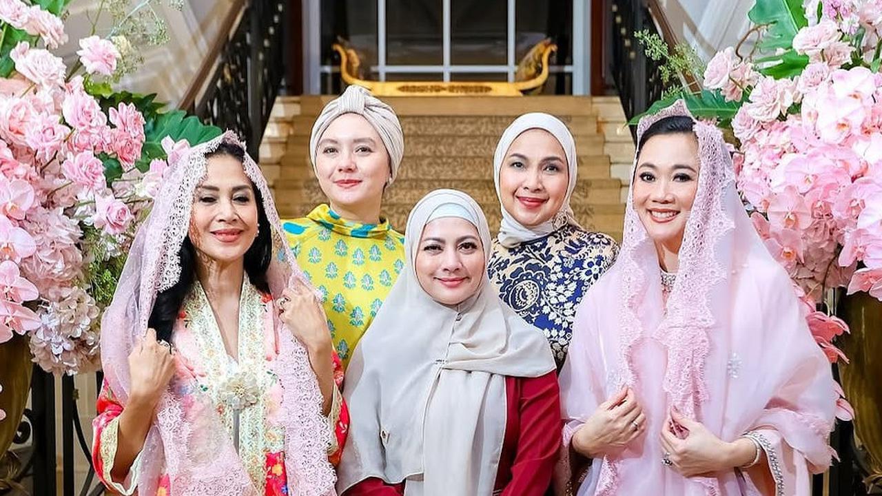 5 Potret Cantik Cut Keke Tampil dalam Balutan Hijab, Aura Menawan Bersama Sahabat Shaleha