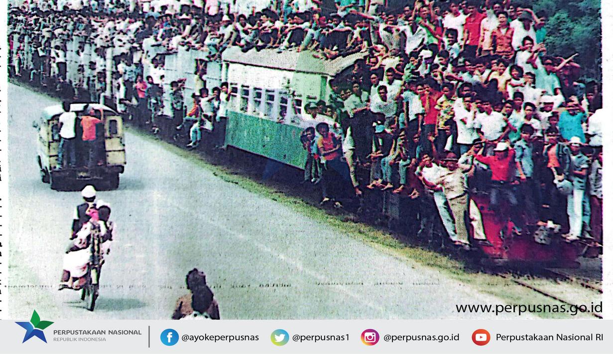 Kereta jurusan Semarang-Rembang pada musim mudik tahun 1988. Rela bertaruh nyawa demi bisa naik kereta. (Source: Facebook/Perpustakaan Nasional)