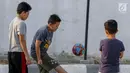 Anak-anak pencari suaka bermain sepak bola di halaman bekas Markas Kodim di Kalideres, Jakarta, Selasa (16/7/2019). Sebelumnya, para pencari suaka dari berbagai negara berkonfilk ini tinggal di pinggir jalan dan trotoar di kawasan Kebon Sirih, Jakarta. (Liputan6.com/Helmi Fithriansyah)