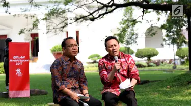 Badan Ekonomi Kreatif (Bekraf) Triawan Munaf (kanan) memberi keterangan kepada awak media di taman Istana, Jakarta, Jumat (28/7). Dalam keterangan tersebut menjelaskan tentang bulan kemerdekan 2017. (Liputan6.com/Angga Yuniar)