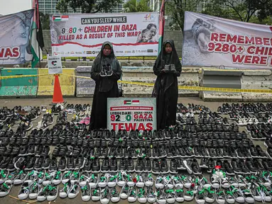 Massa melakukan aksi di depan Kedutaan Besar Amerika Serikat, Jakarta, Senin (15/1/2024). Dalam aksi memperingati 100 hari genosida Gaza tersebut mengecam 9.280 lebih tewasnya anak-anak Gaza, Palestina. (Liputan6.com/Faizal Fanani)