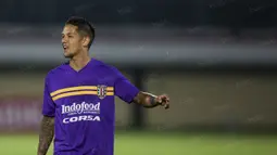 Setelah cedera hampir dua bulan, Irfan Bachdim akhirnya kembali merumput dengan tampil bersama klub barunya, Bali United. (Bola.com/Vitalis Yogi Trisna)