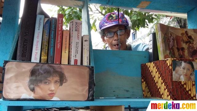 Bapak Sutopo dengan koleksi buku di becaknya | Copyright merdeka.com/purnomo edi