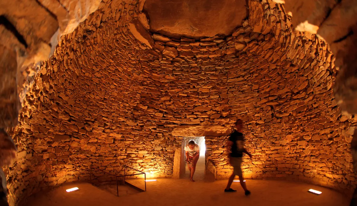  Wisatawan berjalan di dalam dolmen Tholos de El Romeral, Antequera , Spanyol, (17/7). UNESCO meresmikan tiga Dolmen kuno di Spanyol menjadi warisan dunia. (REUTERS / Jon Nazca)
