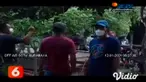 Warga di Banyuwangi, Jawa Timur, dikejutkan dengan temuan ular piton sepanjang 5 meter di pemukiman warga, Minggu sore (10/1). Meski lemas karena kekenyangan usai memangsa korban, ular tersebut menyerang warga yang menangkapnya.