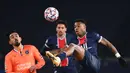 Bek Paris Saint-Germain, Presnel Kimpembe (kanan), mengontrol bola di hadapan gelandang Istanbul Basaksehir, Irfan Can Kahveci, dalam laga lanjutan Liga Champions 2020/21 Grup H di Parc des Princes Stadium , Paris, Rabu (9/12/2020). PSG menang 5-1 atas Basaksehir. (AFP/Franck Fife)