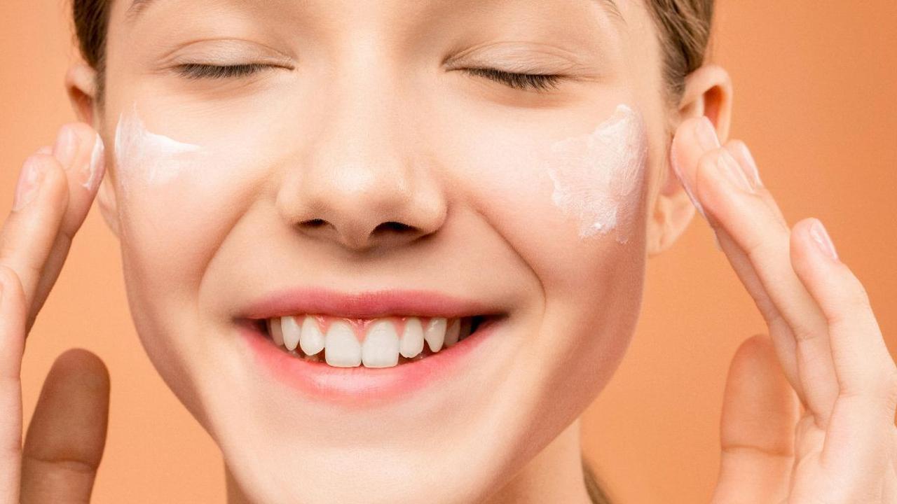 Dengan memperhatikan langkah-langkah dalam memilih serta rekomendasi produk di atas, diharapkan Anda dapat menemukan moisturizer yang cocok dan efektif untuk kulit kering Anda.