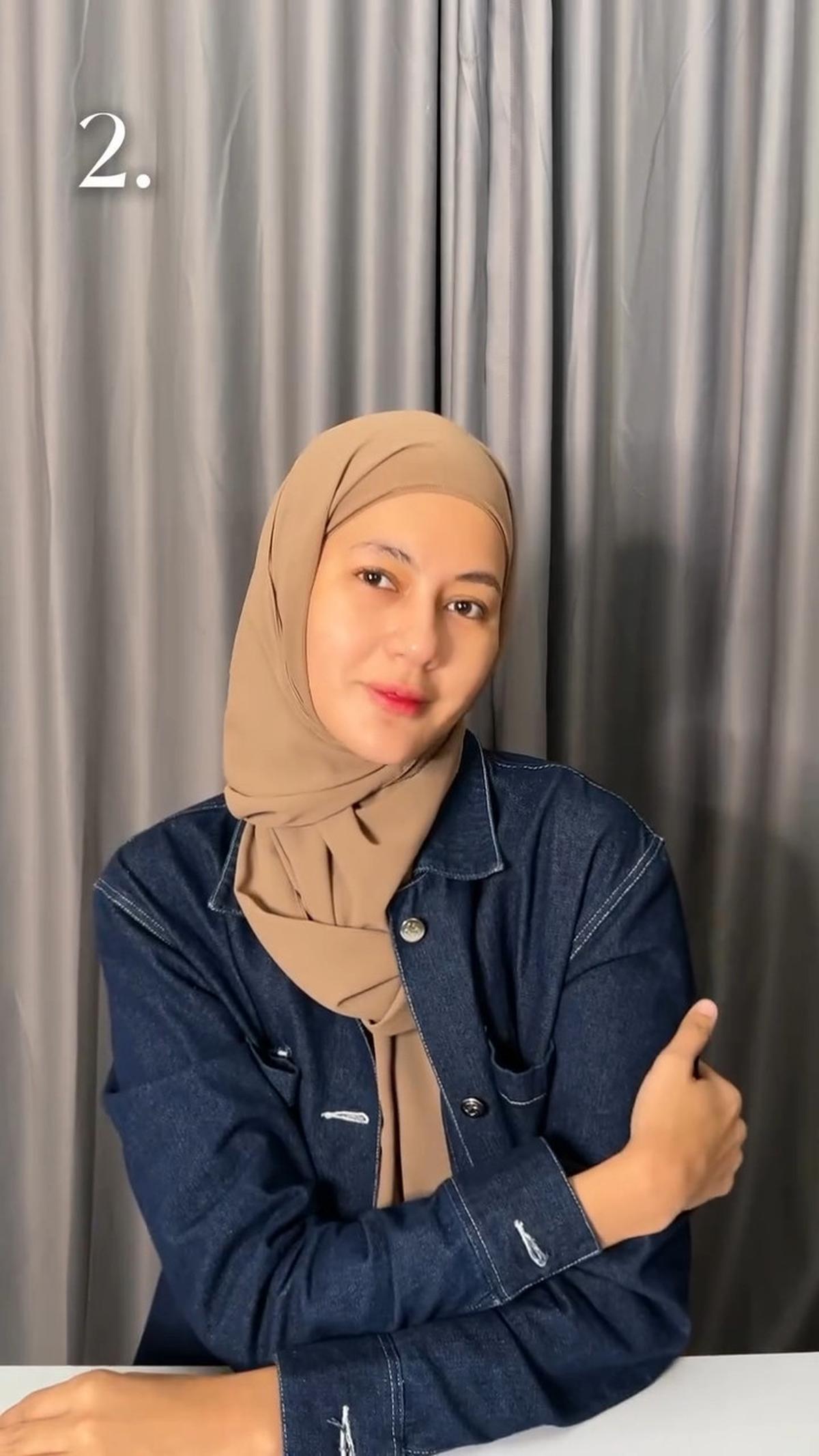 4 Potret Look Hijab ala Paula Verhoeven Tanpa Peniti dan Jarum Pentul