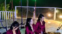 Indonesia UFO Festival (IUF) 2022 dibuka dengan pertunjukan kolaborasi bertajuk Cosmic Frequencies atau Frekuensi Kosmik di Tumpeng Menoreh, Bukit Menoreh, daerah Gelangprojo, Yogyakarta, Sabtu (16/8/2022).