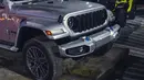 Grill tujuh lubang vertikal yang menjadi ciri khas Jeep sudah tidak lagi disajikan secara terpisah antar lubangnya. Model terbaru ini lebih agresif dengan lubang grill yang seolah menyatu satu sama lain. Lampunya kini juga dibuat terintegrasi dengan grillnya. (Source: caranddriver.com)