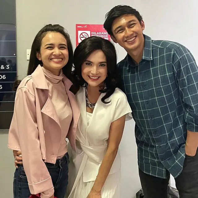 Berseteru di Sinetron, Ini 6 Potret Kebersamaan Nunu Datau dan Michelle Ziudith