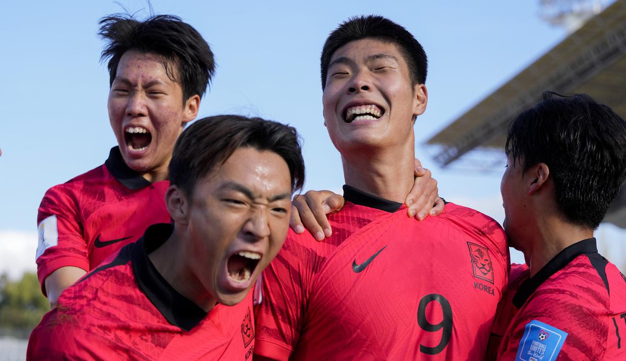 Selebrasi para pemain Timnas Korea Selatan U-20 setelah Lee Young-jun (kedua kanan) mencetak gol kedua ke gawang Prancis pada laga Grup F Piala Dunia U-20 2023 di Malvinas Argentinas Stadium, Mendoza, Argentina, Selasa (23/5/2023) dini hari WIB. (AP Photo/Natacha Pisarenko)