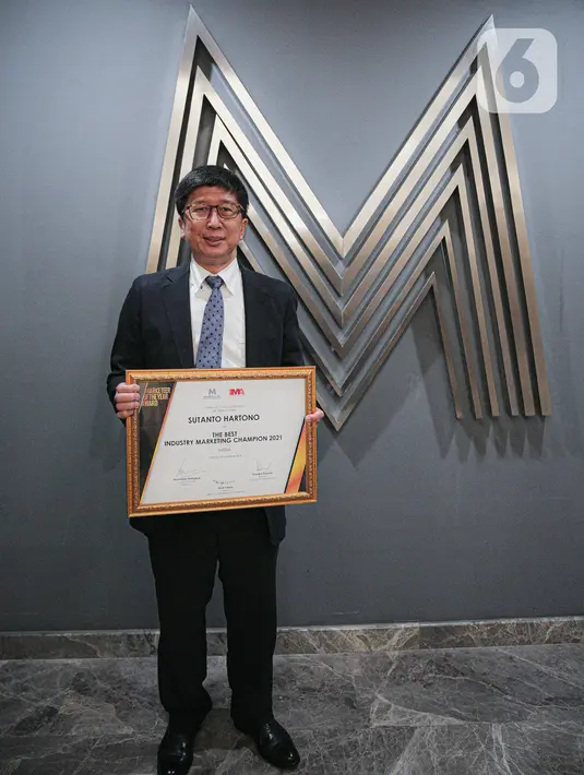 Managing Director Emtek Group, Sutanto Hartono memberikan keterangan usai menerima penghargaan Marketeer of the year 2021 di Jakarta, Rabu (8/11/2021). Sutanto Hartono menerima penghargaan The Best Marketing Champion 2021 dengan kategori Sektor Media. (Liputan6.com/Faizal Fanani)