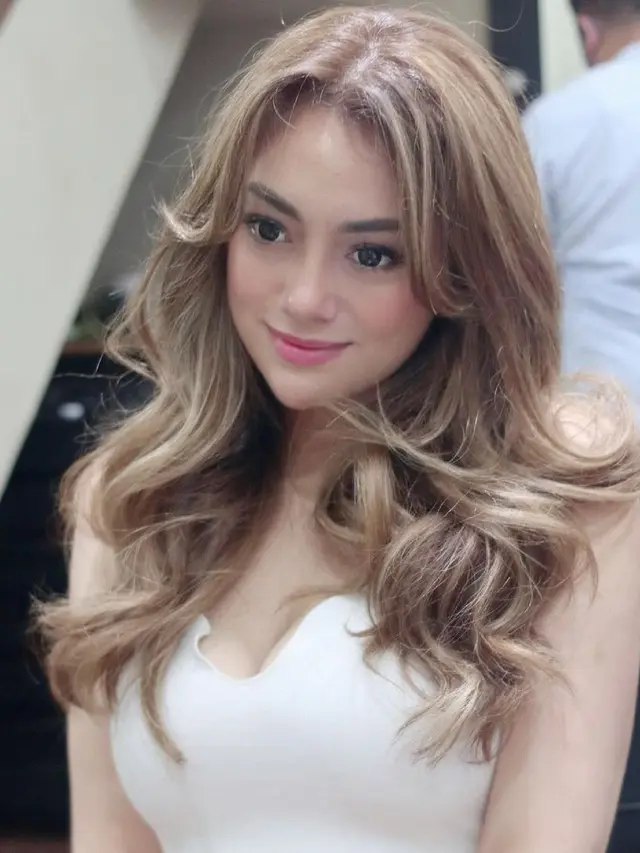 6 Potret Terbaru Celine Evangelista dengan Rambut Pirang, Bak Barbie