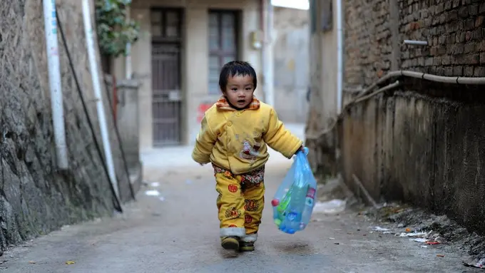 Demi Operasi Jantung, Bocah Ini Rela Kumpulkan Botol Bekas