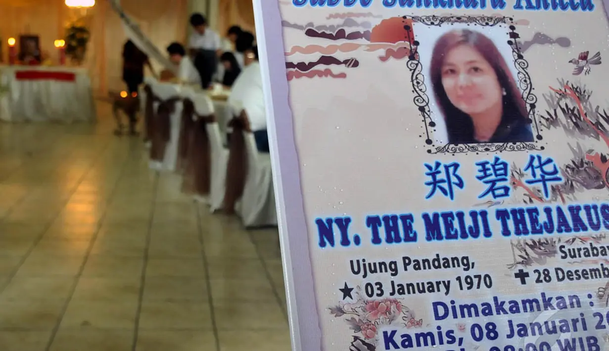 Jenazah korban pesawat AirAsia QZ8501, The Meiji Thejakusuma saat disemayamkan di rumah duka Adi Jasa, Surabaya, Minggu (4/1/2015). (Liputan6.com/Johan Tallo)