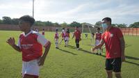Pemain Persita Tangerang, Samsul Arif (kanan), memberikan arahan kepada peserta football camp di daerah asalnya, Bojonegoro, Jawa Timur pada 21-24 Desember 2020. (Bola.com/Iwan Setiawan)