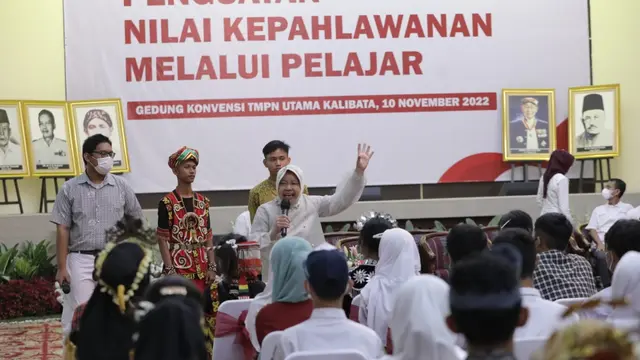 Menteri Sosial Tri Rismaharini mengajak ratusan pelajar sekolah berkunjung ke Taman Makam Pahlawan (TMP) Kalibata Jakarta.