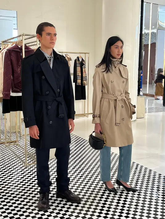 Simak juga must have item khas Burberry yaitu trench coat. Dari Long Geometric Nylon Blend Foxfield Trench Coat untuk pria Atau Mid-length Gabardine Kensington 
Trench Coat untuk wanita Tambahkan juga best seller aksesori Check Cashmere Scarf bertekstur lembut.  / Foto: dok Fimela.com