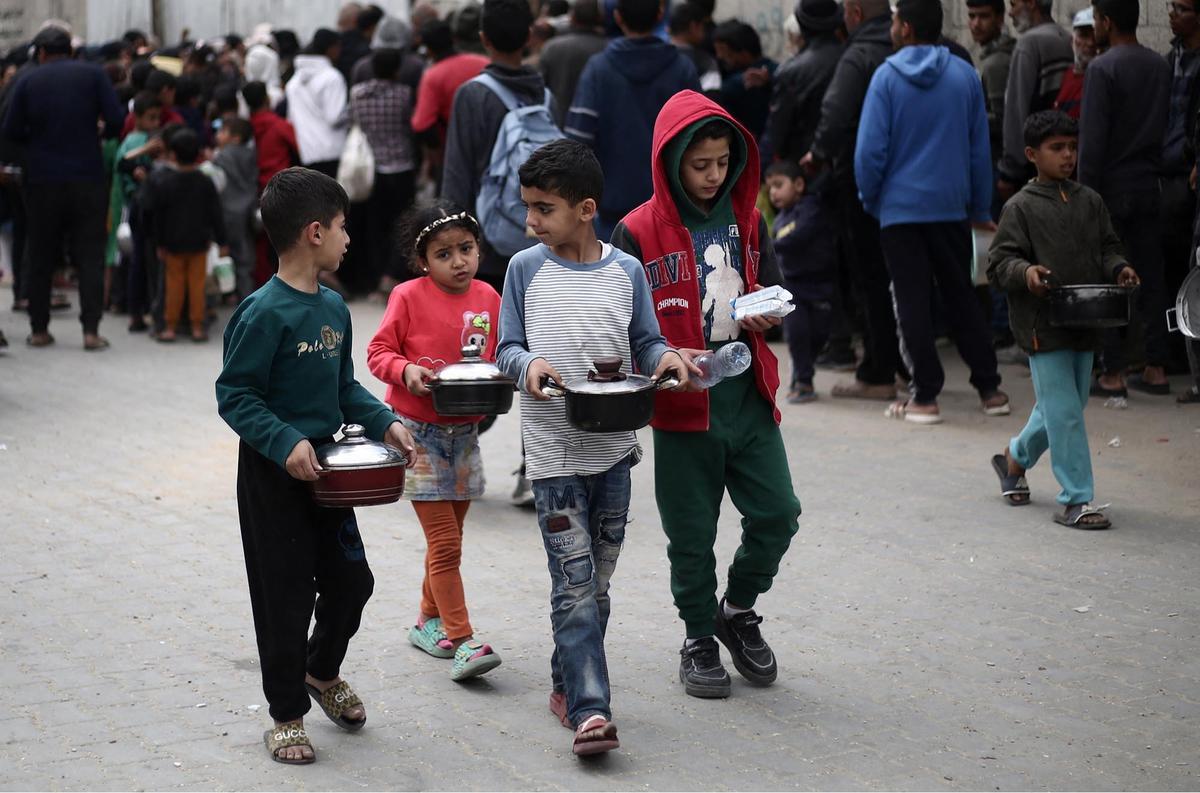 FOTO: Pilu! Ratusan Anak Gaza Kelaparan Mengantri Makanan