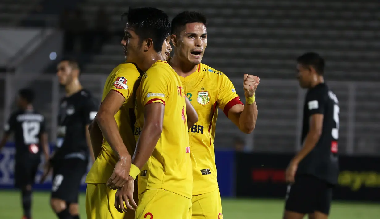 Pemain Bhayangkara FC merayakan gol yang dicetak oleh Ramiro Fergonzi ke gawang Tira Persikabo pada laga Liga 1 2019 di Stadion Madya, Senayan, Jakarta, Kamis (4/7/2019). (Bola.com/Yoppy Renato)