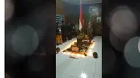 Polsek Lakarsantri, Surabaya, Jawa Timur, melarang ritual kebangsaan dengan menyanyikan salawat Pancasila seperti yang digelar oleh salah satu komunitas di Surabaya, pada Januari 2018. (Screenshot: Istimewa/YouTube)