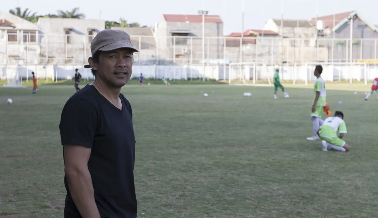 Mantan pemain timnas dan juga pendiri ASIFA, Aji Santoso memimpin langsung latihan anak didiknya di Malang, Jawa Timur. (Bola.com/Vitalis Yogi Trisna)