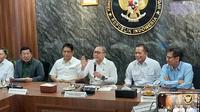 Menteri Koordinator Bidang Pangan, Zulkifli Hasan bersama sejumlah menteri dalam rakor Koperasi Desa Merah Putih di Kantor Kemenko Pangan, Jakarta, Senin (15/9/2025). (Liputan6.com/Arief)