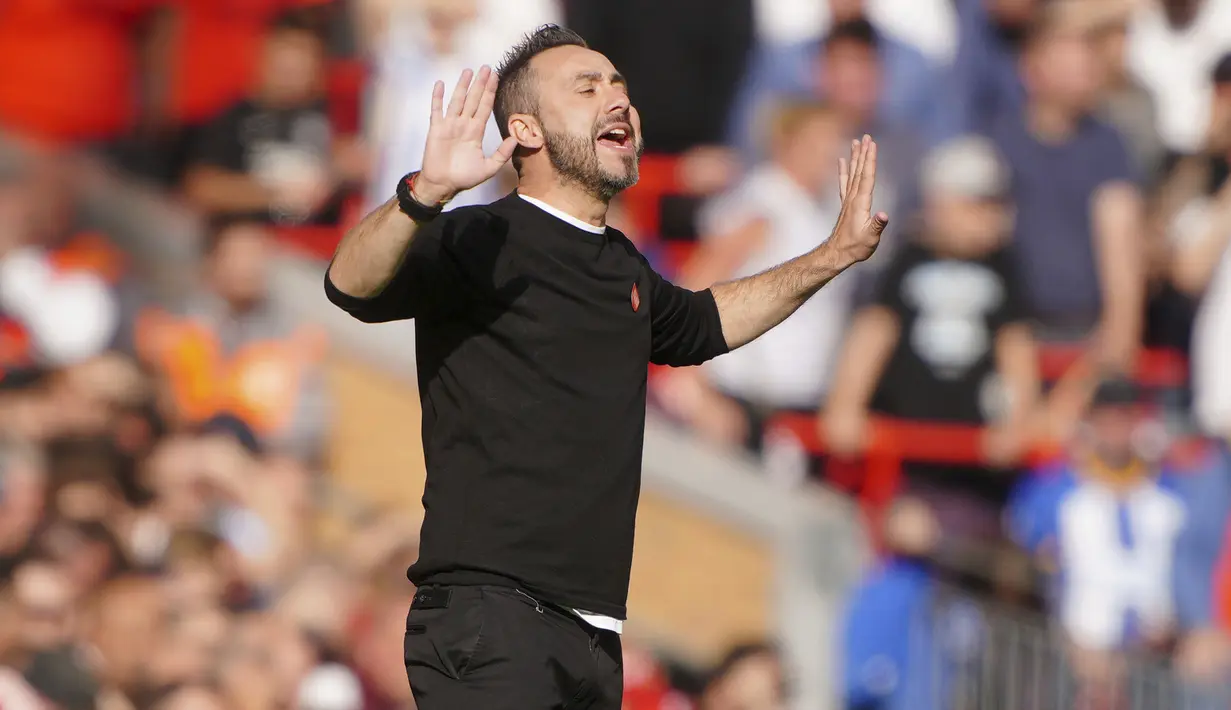 Roberto De Zerbi. Pelatih Brighton and Hove Albion asal Italia berusia 43 tahun ini menempati posisi keempat sebagai pelatih termuda di Liga Inggris musim 2022/2023. Ia baru saja menangani Brighton pada 18 September 2022 menggantikan posisi Graham Potter yang dipinang Chelsea. Sebelumnya Roberto De Zerbi menjadi pelatih Shakhtar Donetsk sejak 25 Mei 2021. Pada laga debutnya ia sukses menahan imbang Liverpool 3-3 di Anfield (1/10/2022) dan membawa Brighton sementara berada di posisi ke-4 klasemen sementara. (PA via AP/Peter Byrne)