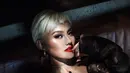 Penyanyi Agnes Monica atau lebih dikenal dengan Agnez Mo pernah memotong rambutnya jadi super pendek dan dicat warna platinum. Kebanyakan warganet melayangkan pujian. (Instagram/ agnezmo)