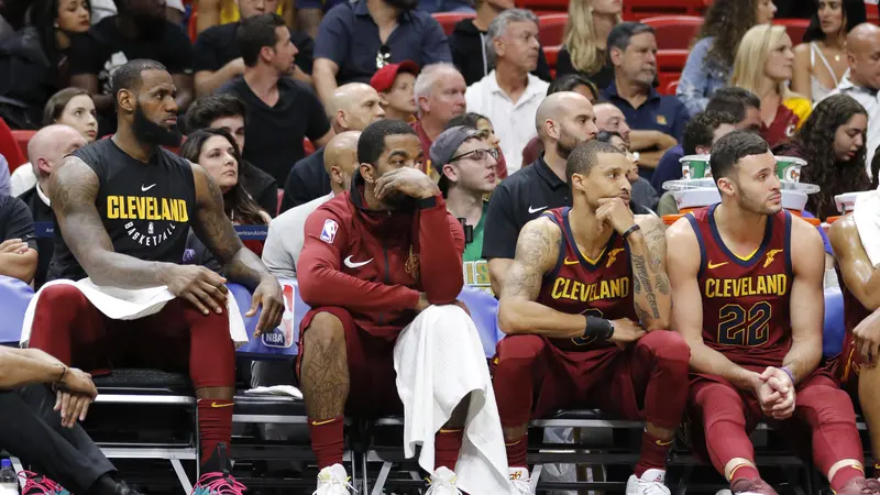 Para Pemain Cavaliers tertunduk lesu saat kalah telak dari Heat