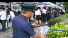Hingga saat ini jenazah mantan PM Singapura Lee Kuan Yew masih disemayamkan. Sementara seluruh masyarakat Singapura berduka. Karangan bunga dan ucapan belasungkawa pun terlihat di mana-mana.