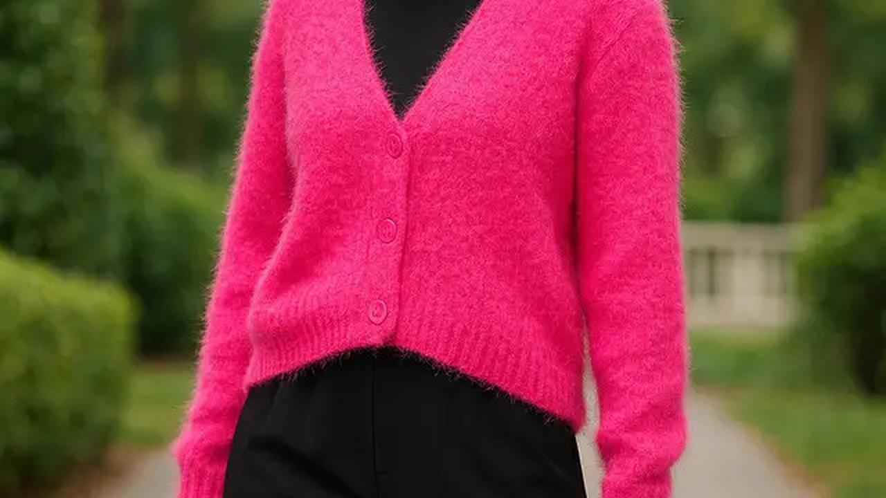 7 Model Cardigan Rajut Warna Pink yang Cocok untuk Wanita yang Ingin Tampil Aesthetic