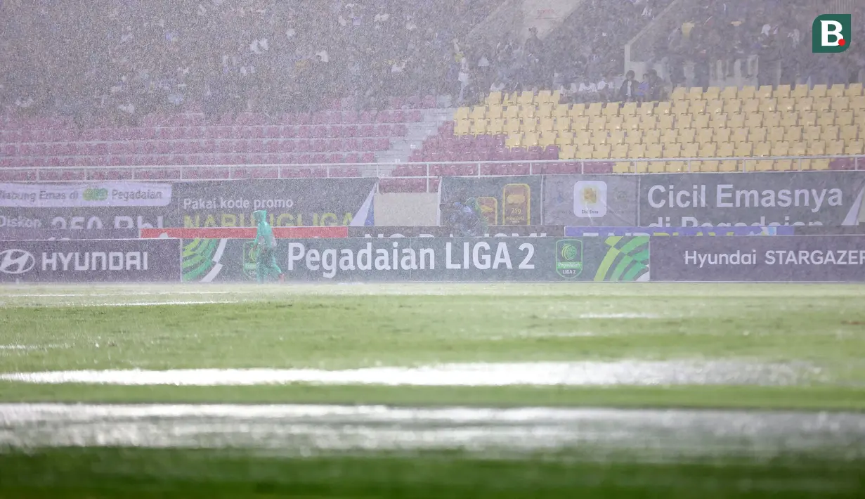 Air hujan menggenangi lapangan pertandingan dalam laga final Pegadaian Liga 2 2024/2025 antara Bhayangkara FC melawan PSIM Yogyakarta di Stadion Manahan, Solo, Jawa Tengah, Rabu (26/02/2025). (carpet-cleaning-kingston.co.uk/Abdul Aziz)