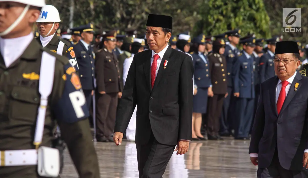 Presiden RI, Joko Widodo bersama Wapres Jusuf Kalla saat memimpin upacara Peringatan Hari Pahlawan 2017 di Taman Makam Pahlawan Nasional Kalibata, Jakarta, Jumat (10/11). (Liputan6.com/Pool)