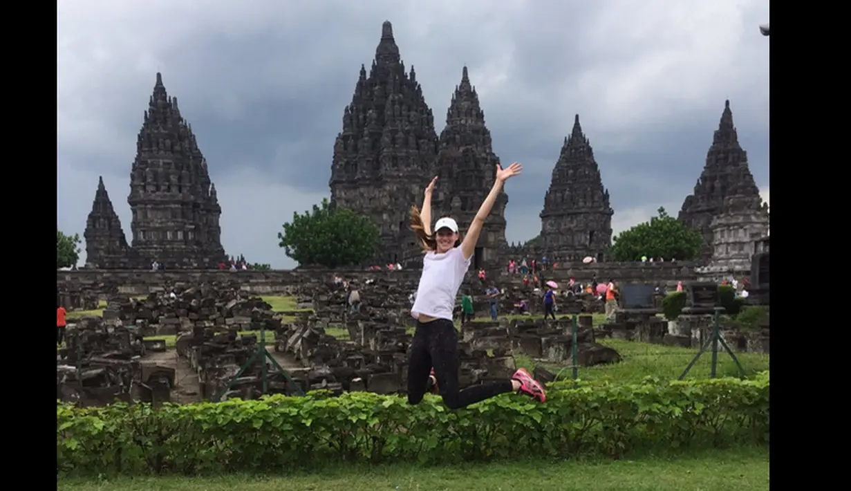 Alaina Bergsma memanfaatkan waktu libur latihan dengan berkunjung ke Candi Prambanan, Klaten, Jawa Tengah. (Instagram/AlainaBergsma)