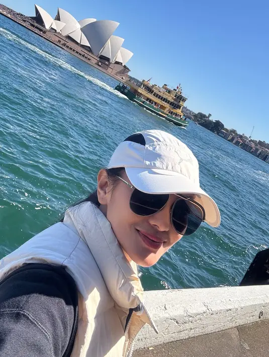 Ririn Ekawati lengkapi busananya dengan snapback putih dan kacamata hitam [@ririnekawati]