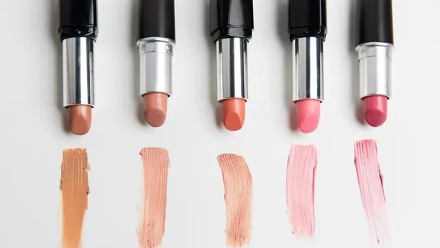 Ilustrasi memilih warna lipstik/freepik.com/syda_productions