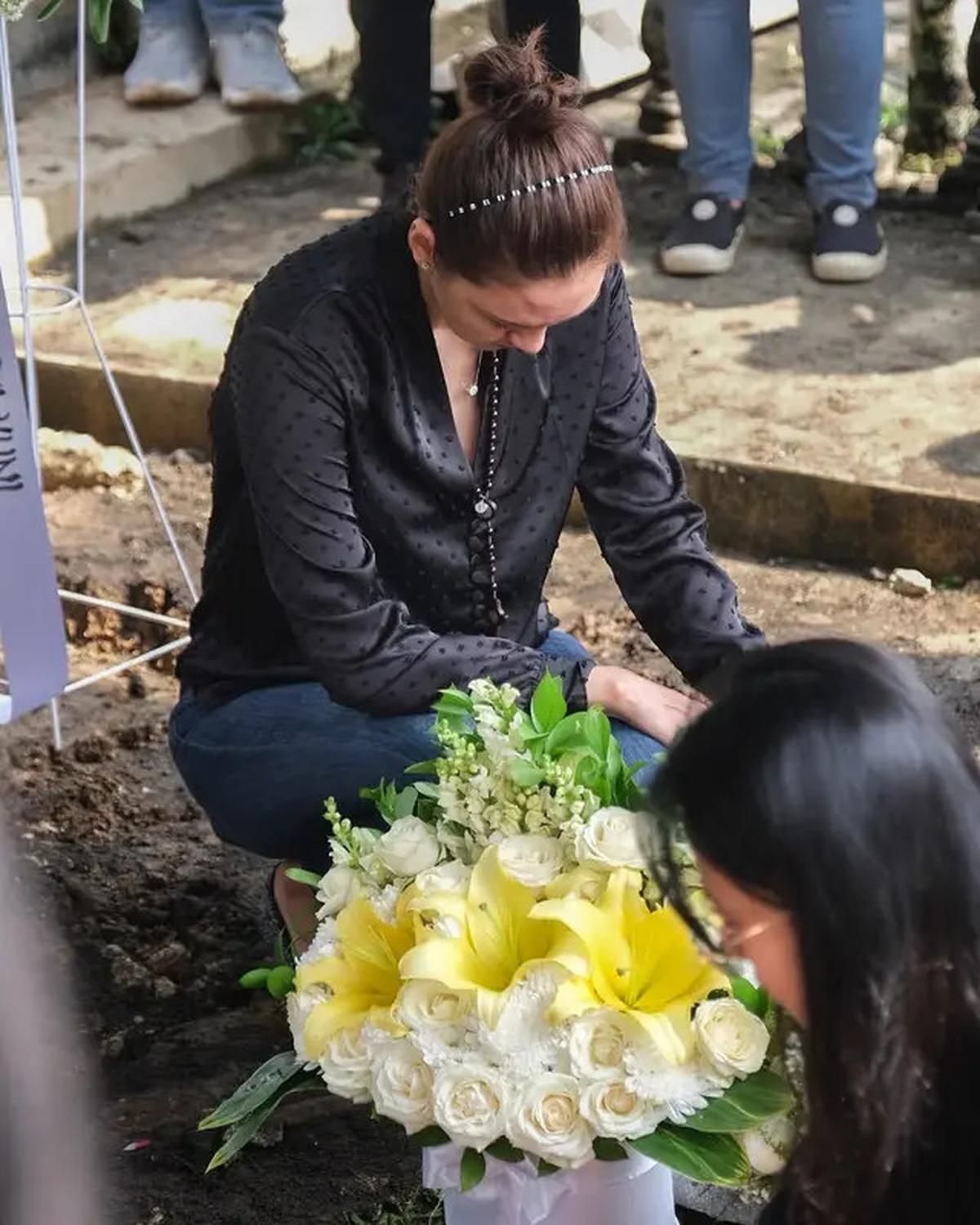 6 Potret Darius Sinathrya Dalam Pemakaman Sang Ayah di Yogyakarta, Donna Agnesia Setia Menemani