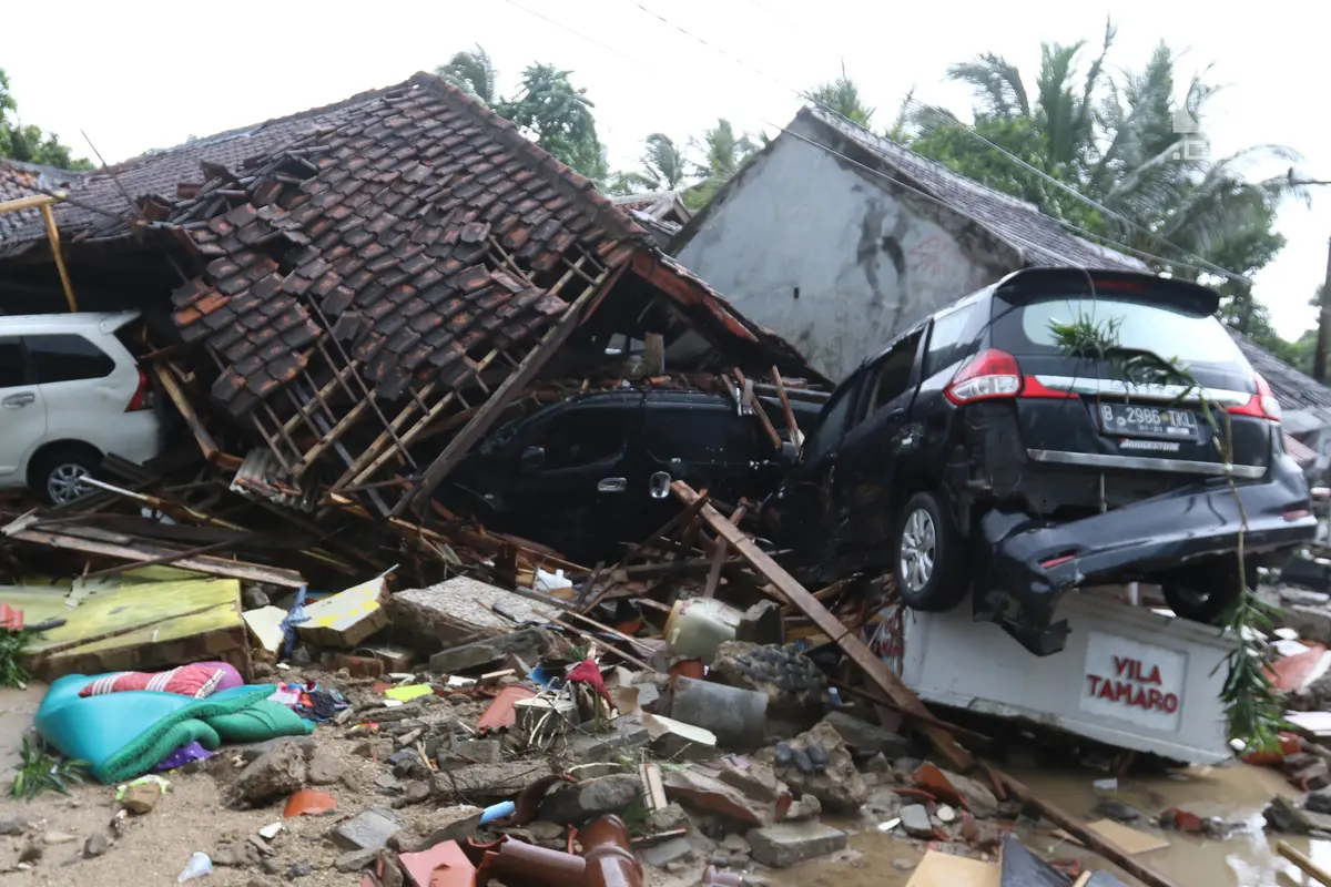 Mobil Diterjang Tsunami Anyer