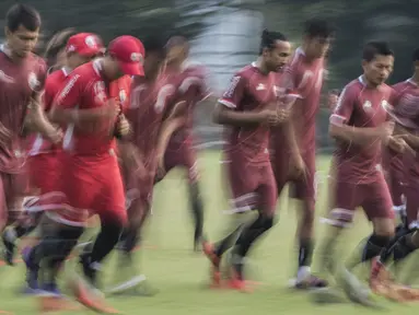 Para pemain Persija Jakarta melakukan pemanasan saat latihan di Lapangan ABC Senayan, Jakarta, Senin (14/5/2018). Latihan ini persiapan jelang melawan Home United pada laga AFC Cup. (Bola.com/Vitalis Yogi Trisna)