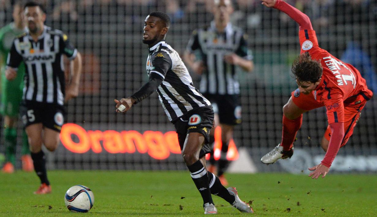 Pemain Angers, Abdoul Camara (tengah) beerebut bola dengan pemain Paris Saint-Germain, Maxwell (kanan)  pada lanjutan Ligue 1 di Stadion Jean Bouin, Angers, France.  (AFP Photo/Jean Francois Monier)