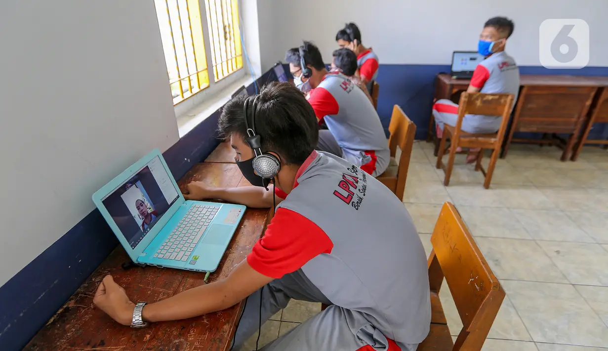 Suasana komunikasi virtual anak binaan dengan keluarganya di Lembaga Pembinaan Khusus Anak (LPKA) Klas 1 Tangerang, Banten, Sabtu (30/5/2020). Fasilitas yang diberikan LPKA dilakukan karena tidak ada kunjungan selama pandemi Covid-19. (Liputan6.com/Fery Pradolo)