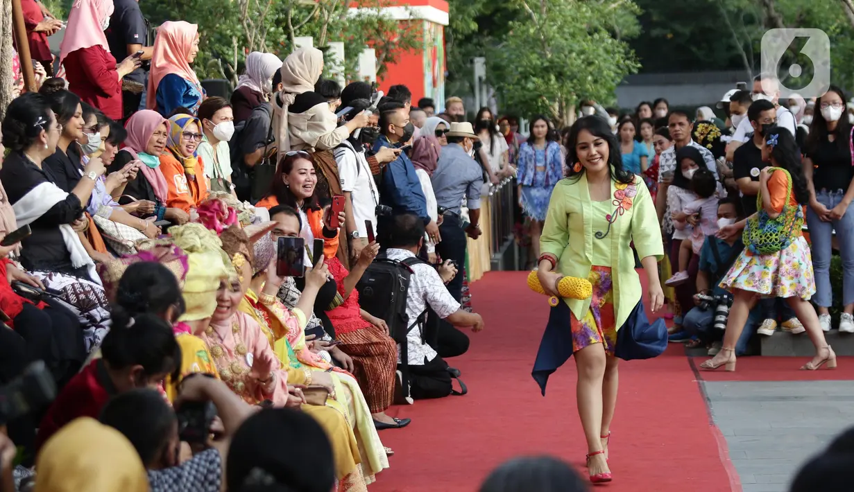 Model memeragakan busana kebaya milenial rancangan Lenny Agustin saat peragaan busana kebaya di area Gedung Sarinah, Jakarta, Sabtu (13/8/2022). Sejumlah komunitas mengadakan peragaan busana kebaya untuk mendukung penetapan Hari Kebaya Nasional. (Liputan6.com/Helmi Fithriansyah)