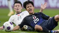Pemain Jepang, Takefusa Kubo (kanan) berebut bola dengan pemain China, Li Yuanyi pada laga putaran ketiga Grup C Kualifikasi Piala Dunia 2026 yang berlangsung di Saitama Stadium, Saitama, Jepang, Kamis (05/09/2024) WIB. (AP Photo/Shuji Kajiyama)