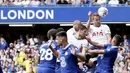 Sebelum gol Harry Kane tercipta ada momen pemain Tottenham, Romero, menjambak bek Chelsea Cucurella. namun sayang wasit menilai tidak ada pelanggaran, akhirnya Spurs menyamakan kedudukan 2-2. (AP/Ian Walton)
