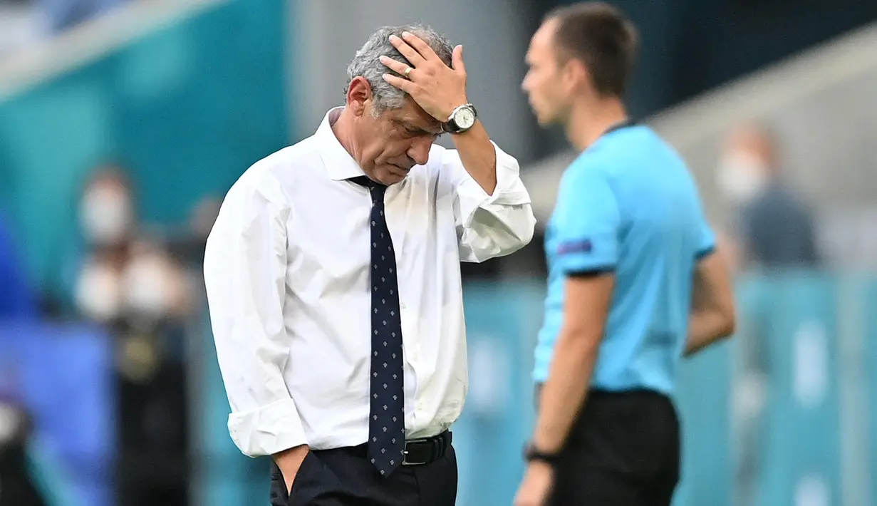 Pelatih Portugal Fernandos Santos senang bukan kepalang usai timnya tertatih-tatih untuk bisa bermain di Piala Dunia 2022 Qatar. Santos yang berumur 67 tahun tersebut akan bertarung dengan Ghana, Uruguay, Korea Selatan di grup H. (AFP/Pool/Philipp Guelland)